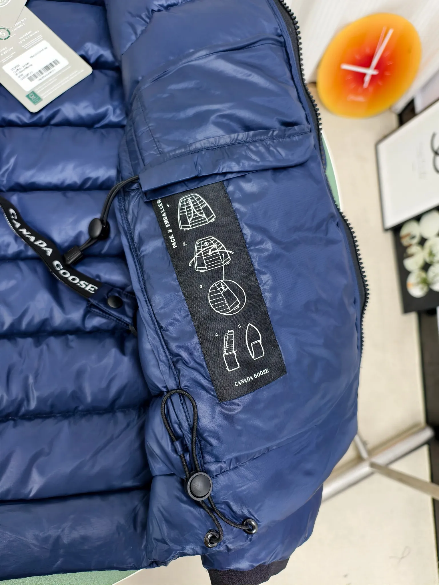 P880 2228M model (high version) Canada goose Crofton down jacket, this is a down jacket suitable for late autumn and early winter: on cold and rainy mornings, it can be used as a layer of warmth inside the rainproof jacket, and can be worn alone in the late autumn and early winter with a little bit of coolness. Filled with white duck down. The Crofton Jacket is a versatile, lightweight and versatile piece that even packs itself in for easy transport. The inner layer has removable elastic straps, making the jacket easy to carry on the shoulder and hands-free. 2 zippered hand pockets with fleece fabric on the knuckle side for softness and warmth. Color: black with black label, black with red label, ocean blue, superoxide blue, silver birch red label, silver birch black label Size: XS-2XL